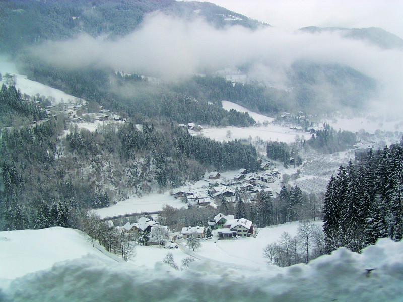 Blick übers Tal im Winter